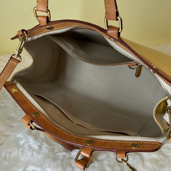 💯Authentic LOUIS VUITTON 
Vernis Brea MM Blanc Corail  Handbag🍀 - Picture 8 of 17